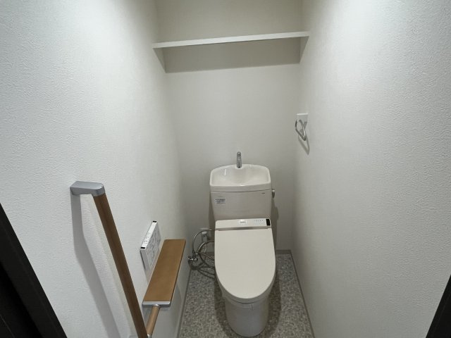 レ・モンデ新潟 (住居使用)のトイレ|温水付き洗浄便座 感知式の為、トイレのスイッチはございません。