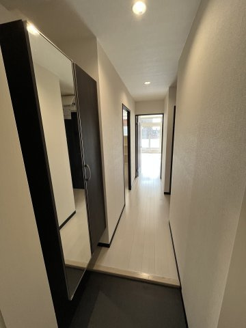 レ・モンデ新潟 (住居使用)の内装|廊下も感知式になっておりますので、廊下のスイッチはございません。