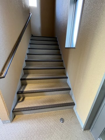 レ・モンデ新潟 (住居使用)のその他共用部分|エレベーター横に階段あります