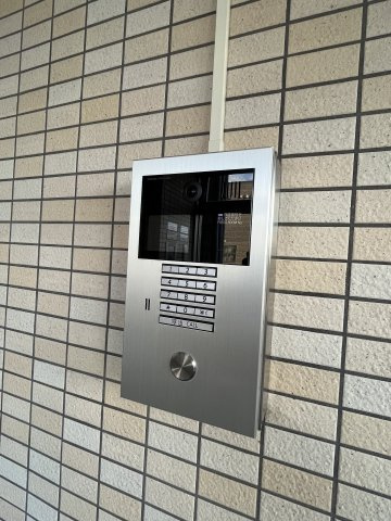 レ・モンデ新潟 (住居使用)のセキュリティ|エントランスのインターホンです