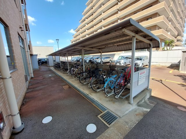 レ・モンデ新潟 (住居使用)のその他共用部分|敷地内に駐輪場あります