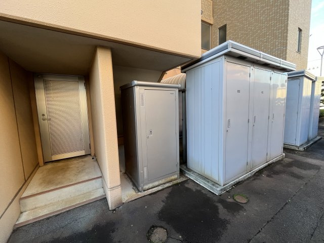 レ・モンデ新潟 (住居使用)の収納|トランクルーム　非常階段の階段真下に設置されております
