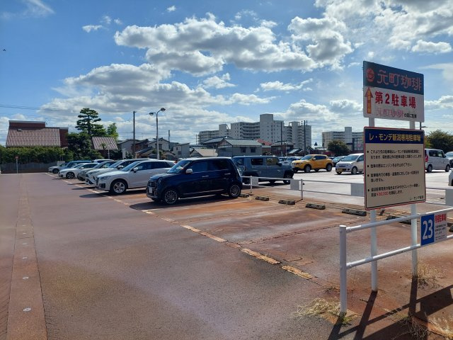 レ・モンデ新潟 (住居使用)の駐車場|1台：5,500円となります。
現在、２台目のご契約も可能です。