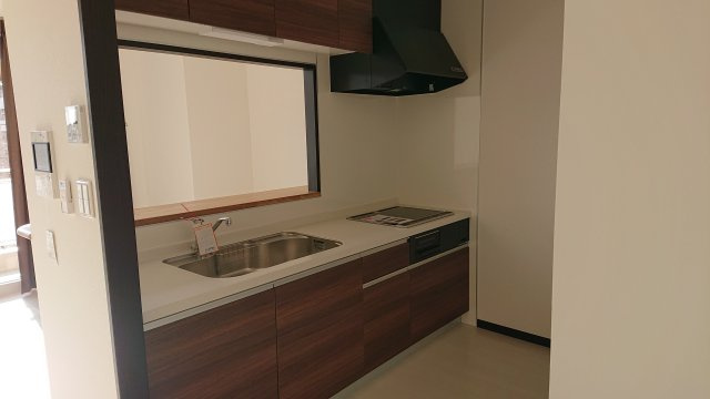 レ・モンデ新潟 (住居使用)のキッチン|システムキッチンとなります。
３口IHコンロ