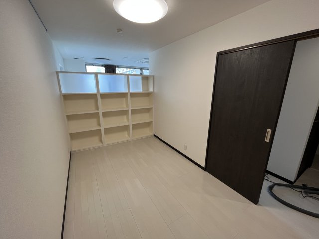レ・モンデ新潟 (住居使用)の居間・リビング|収納棚が設置されております