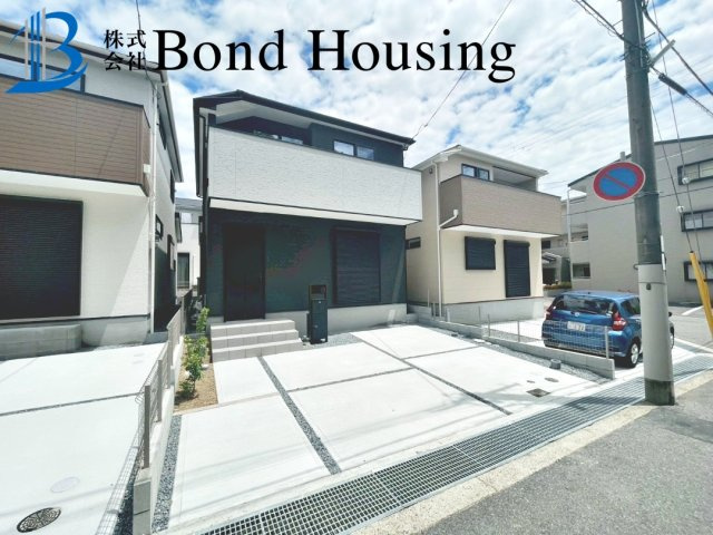 「モデルハウス内覧可能」「LDK19帖」王塚台 全6棟5号棟の前面道路含む現地写真