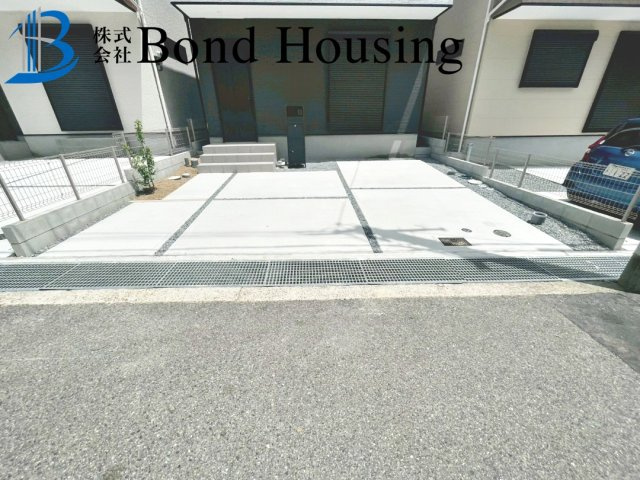 「モデルハウス内覧可能」「LDK19帖」王塚台 全6棟5号棟の駐車場