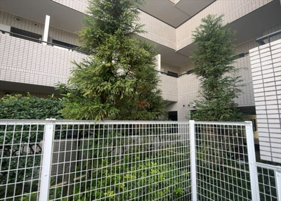 【庭】 | 西八王子パーク・ホームズ | 物件によっては、入居者が個人的に使用できる専用庭がついているものもあります。また、住宅の中にある土間の部分を庭と呼ぶこともあります。庭の用途は住む人によって変わり、それによってデザインもさまざまです。