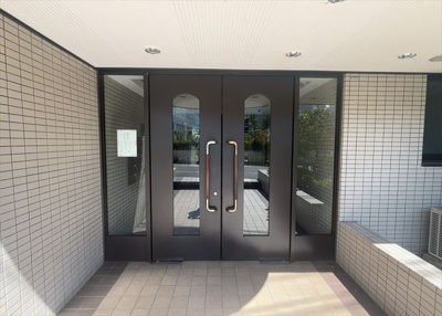 【エントランス】 | 西八王子パーク・ホームズ | マンションのエントランスには、もともと風よけや防犯の役割がありますが、マンションによって宅配ボックスなどの設備が備わっている所もあります。日々の生活をイメージしながら生活しやすさをチェックしましょう。