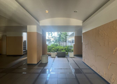 【ロビー】 | 西八王子パーク・ホームズ | ラウンジは、マンションの共用スペースに椅子やテーブルなどを配置した利用者が寛げる空間です。屋内型ラウンジと屋外型ラウンジがあります。共用部分の管理状況と合わせて、詳細については現地でご確認ください。
