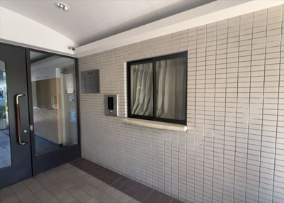 【受付】 | 西八王子パーク・ホームズ | 受付はマンションコンシェルジュがいる場合もあれば、管理人が滞在する小部屋を総称して呼ぶことがあります。主にエントランスに設置されていることから、防犯面でも期待ができます。防犯設備がない場合はより安心！