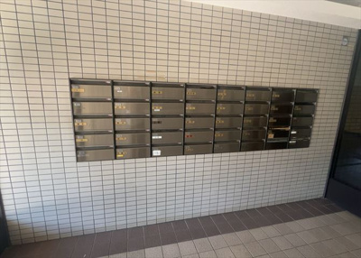 【設備】 | 西八王子パーク・ホームズ | エントランス付近に設置されている集合ポストは、住んでいる部屋と離れているため、ポストをあさるなど誰かに何かされていても被害に気づきにくいです。入居する時には他人に特定されにくい番号で鍵をかけましょう！