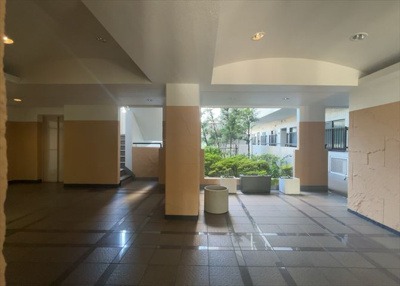 【ロビー】 | 西八王子パーク・ホームズ | ロビーというと、エントランスと何がちがうの？と思いますよね。実はロビーとエントランスには明確な決まりはありません。物件によっては、エントランスを入って広がるある程度の広さのある空間がロビーとなります。