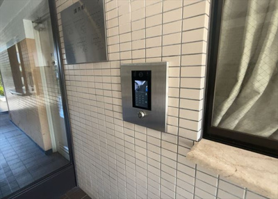 【防犯設備】 | 西八王子パーク・ホームズ | 室内の防犯設備もチェックしましょう！モニター付きインターホンが設置されているか、防犯シャッターが設備されているか、ベランダに人が上がってきにくい高さかなどチェックしておくと入居後も安心できるでしょう。