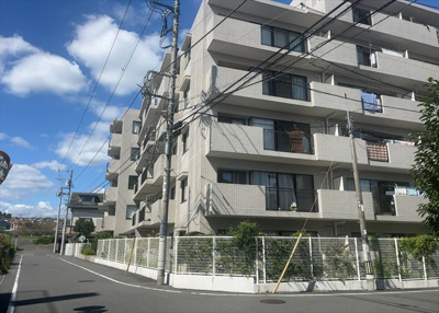 【外観】 | 西八王子パーク・ホームズ | 隣家の土地はどうなっているのか、生活利便施設が近くにあるのか、学校まで近いかなど、お客様のライフスタイルにあわせたイメージが重要です。また、近くにあると困る施設が近くにないかも確認するといいでしょう。