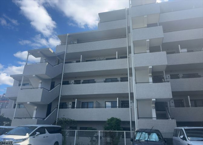 【現況写真】 | 西八王子パーク・ホームズ | 道幅が広い場所は日当たりや風通が良好です。幅が広いのですれ違いも可能ですし大きな車でも駐車可能！一方で、大型車が通ることも多くなるため交通量の増加により騒音に繋がります。また土地の値段が高くなります。