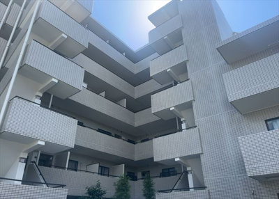 【構造・工法・仕様】 | 西八王子パーク・ホームズ | ＲＣ造、Reinforced Concreteは直訳すると補強されたコンクリートです。主に柱や梁・床・壁が鉄筋とコンクリートで構成おり、鉄筋を組んだ型枠にコンクリートを流し込んで固めたものを指します。