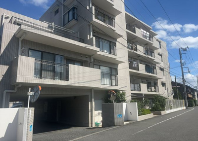 【外観】 | 西八王子パーク・ホームズ | 外観はマンション管理がされているかの目安になります。築年数が古いと、壁面は劣化してひび割れが生じることも！建物が古びていても細かいところが修繕されていると、きちんと管理されているなぁと感じるでしょう。