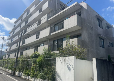 【バルコニー】 | 西八王子パーク・ホームズ | 一般的なバルコニーは、奥行1.5ｍ程ですが、ワイルドバルコニーは2ｍまで広がっています。そのため洗濯物の間隔をあけ干すことができ、乾きやすいというメリットや、ガーデニングが楽しめる等の特徴があります。