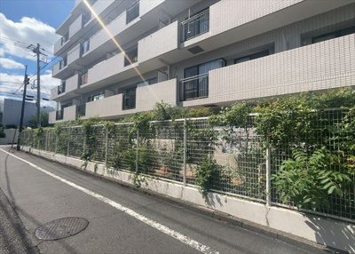 【展望】 | 西八王子パーク・ホームズ | 眺望の良さを楽しめるダイニングキッチンで家族団らんの時間を過ごしてはいかがでしょうか。バルコニーから見える景色を家族で眺める時間は、時間が経つのを忘れてしまいそうですね。是非、現地を見に行きましょう！