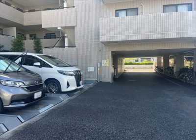 【駐車場】 | 西八王子パーク・ホームズ | 車一台あたりに必要なスペースは、標準サイズの普通自動車で横幅2m50cm、長さ5mは必要になります。ただし、乗降のことも考慮して横幅3m30cm、長さ5m50cmほどは確保できるところを選びましょう。