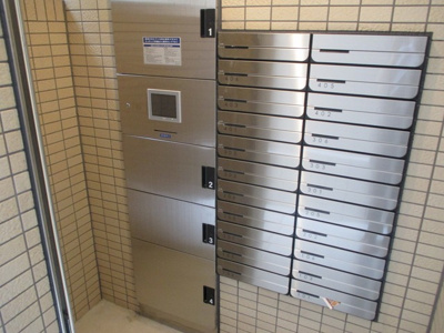 【その他共用部分】 | シェリールヒカリ | 宅配ボックスがあるので不在時の荷物の受け取りも安心ですね