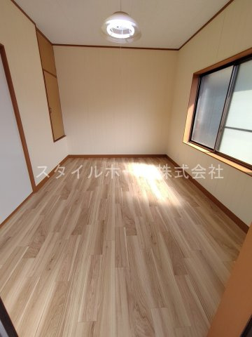 嵩山町戸建の居間・リビング