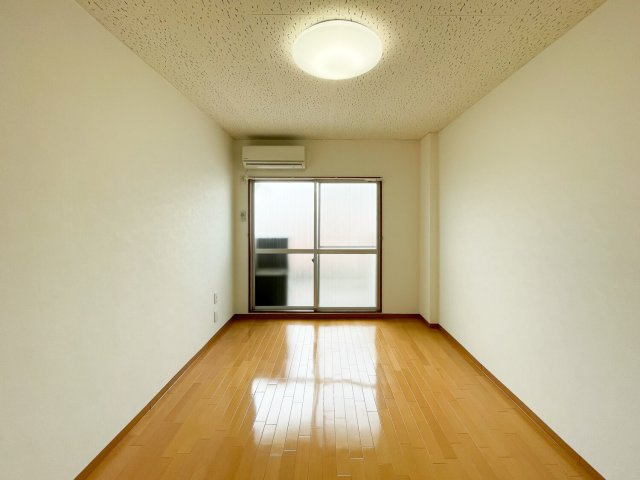 ファーストビルの居間・リビング|現在入居中の為、違うお部屋の写真です。