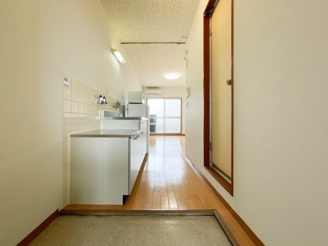 ファーストビルの玄関|現在入居中の為、違うお部屋の写真です。
