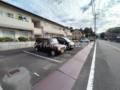 【駐車場】 | サンハイムみどりB | 別部屋写真です。