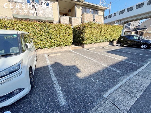 アジュール御幸　Ａの駐車場