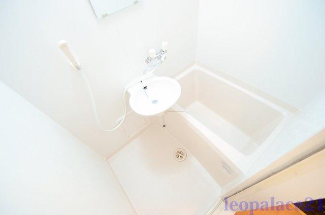 レオパレス沼南7の浴室|コンパクトで使いやすいお風呂です