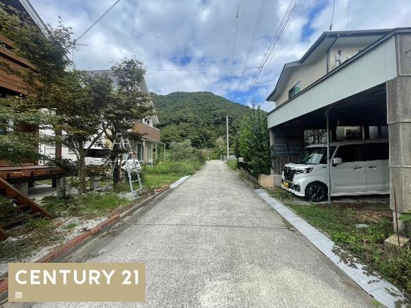 日高郡日高町大字原谷の中古一戸建の前面道路含む現地写真
