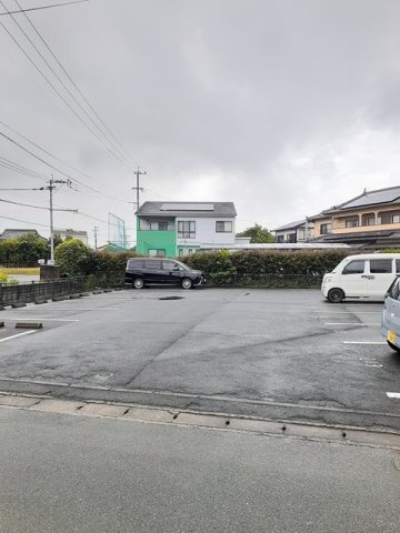 ルミエールＳの駐車場