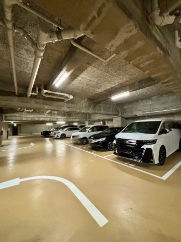 ハイツオークラ東灘の駐車場