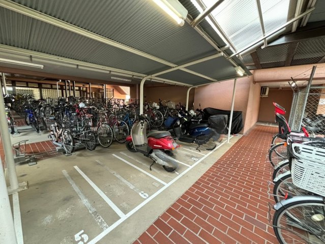 ハイツオークラ東灘の駐車場