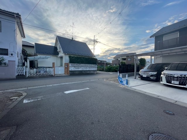 【前面道路含む現地写真】 | 熊谷市拾六間　中古戸建