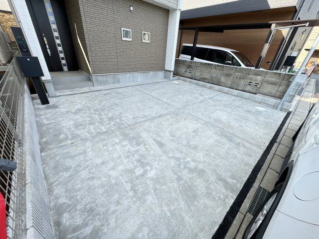 松戸市五香４丁目新築戸建【高木第二小学校：2分】の駐車場|1号棟駐車スペース・並列２台駐車可