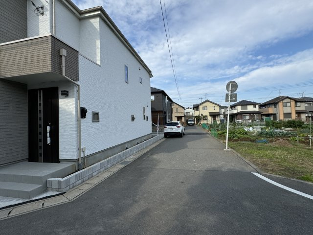 松戸市五香４丁目新築戸建【高木第二小学校：2分】の前面道路含む現地写真|北側前面道路・幅員約5ｍ