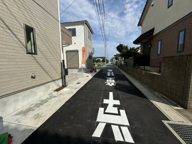松戸市五香４丁目新築戸建【高木第二小学校：2分】の前面道路含む現地写真|東側前面道路