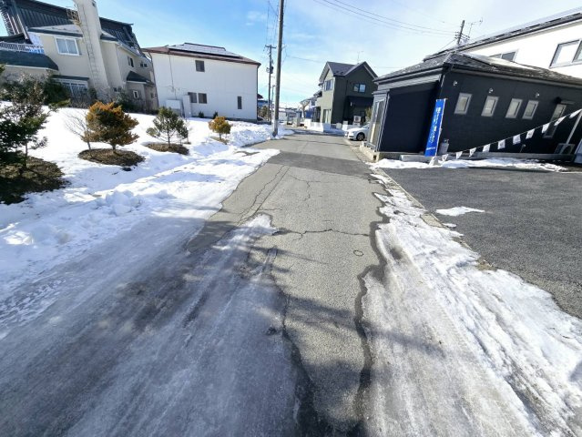 八戸市湊高台第８ 　1号棟の前面道路含む現地写真