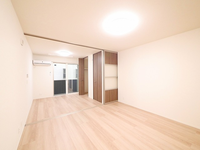 プラムルージュの内装|明るい室内です