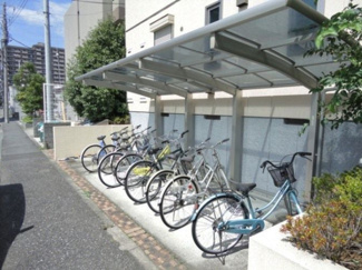 【その他共用部分】 | 屋根付きの駐輪場があるので雨が降っても安心ですね☆駅から自転車もおすすめです！