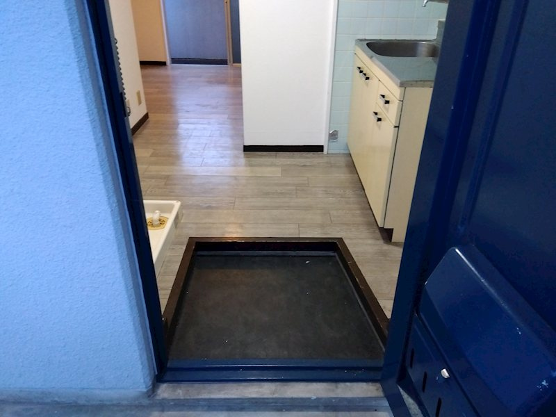 ジュネス一条の玄関