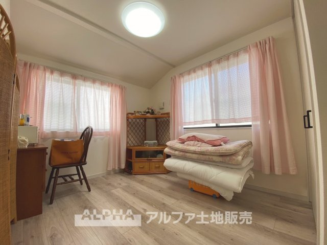 ~武蔵村山残堀~Existing Homeの洋室|【Two sides lighting】
◆明るい主寝室◆二面採光北側の居室は明るく爽やかな風の抜ける快適空間。。収納もしっかりと沢山の洋服をしまえます。