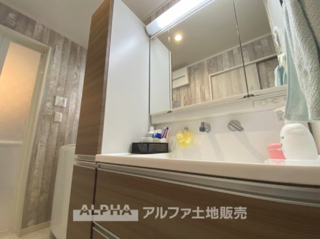 ~武蔵村山残堀~Existing Homeの独立洗面台|【trifold mirror】
◆三面鏡◆鏡の裏収納でたっぷり収納して生活感を隠し、スタイリッシュな空間に。