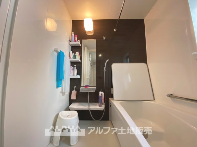 ~武蔵村山残堀~Existing Homeの浴室|【Bathroom】
◆浴室換気乾燥機付きUB◆雨に日でも洗濯物が乾かせ、同時に室内を乾燥させる為、カビ、汚れの発生を抑えます。暖房機機能があり冬場は入浴前に暖め可能でとても重宝します。