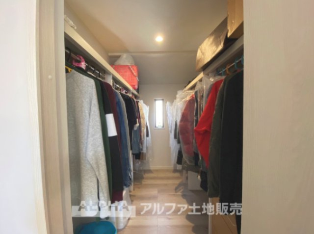 ~武蔵村山残堀~Existing Homeの収納|【Family closet】
◆大型ウォークインクローゼット◆廊下中央に配置されたクローゼットは家族共有の場所。色々なモノ、本や季節物、掃除用具などしまう物を選びません。