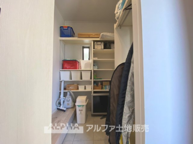 ~武蔵村山残堀~Existing Homeの収納|【shoes in closet】
◆シューズインクローゼット◆ベビーカー、アウトドアグッズ、車・バイクパーツなど様々なものを置けるマルチスペース。家族だけのスペースを便利に快適に活用できますね。