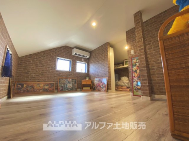 ~武蔵村山残堀~Existing Homeの収納|【Grenier】
◆グルニエ◆固定階段で上がれる約11帖の小屋裏収納。大好きな書籍、大事なアクセサリー、そして大切な思い出の品々。そんなものを傍らにそっと置いておきたい。そんな時に重宝しますね